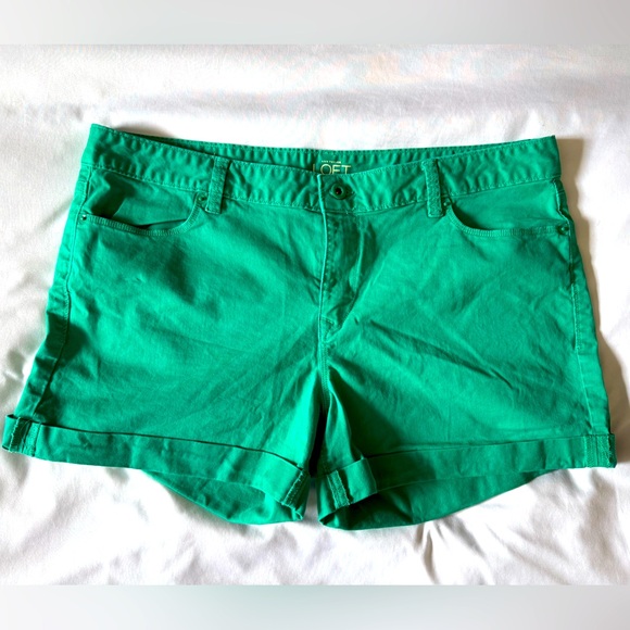 Loft Cuffed Green Shorts - Picture 1 of 3